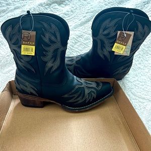 Brand new with tags and in original box! Ropers super cute!